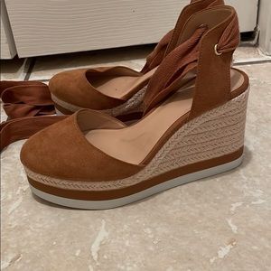 JLO size 6 wedge heels